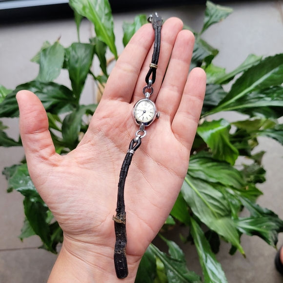 Vintage Timex Great Britain Leather Watch - Picture 5 of 9